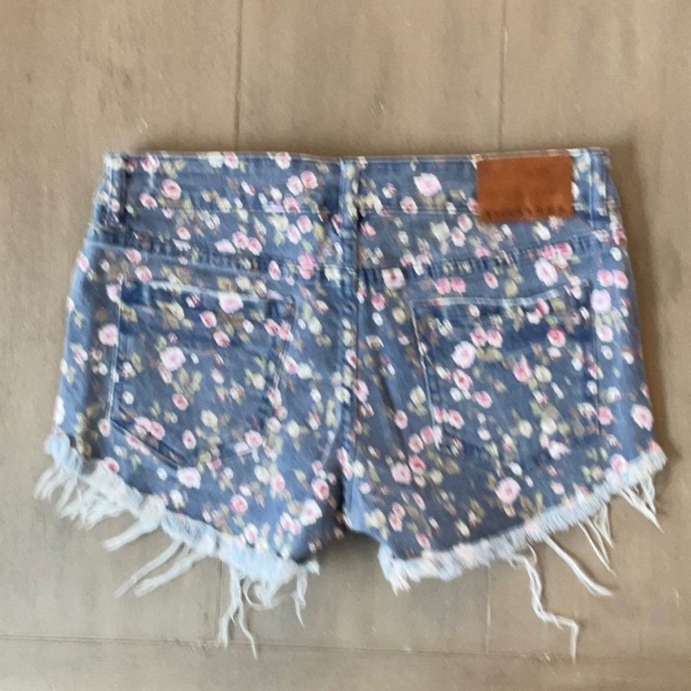 Billabong Low-Rise Short - Picture 2 of 4